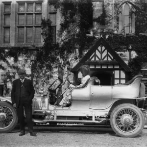 John Scott Montagu con Rolls Royce Silver Ghost fuera de Palace House 1910. Creador: Desconocido.