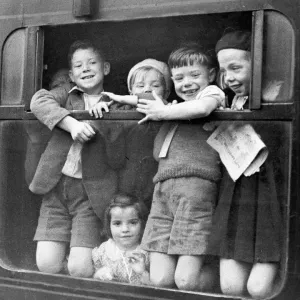 Enfants agitant les bras pendant leur évacuation. Enfants agitant les bras pendant leur évacuation.