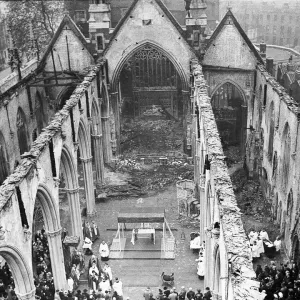 Messe à la cathédrale de Southwark bombardée. Messe à la cathédrale de Southwark bombardée.