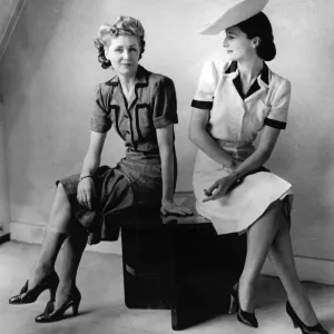 Deux modèles portant des robes Utilité. Deux modèles portant des robes Utilité.