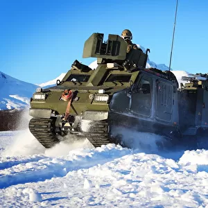 Royal Marines Teach USMC on their Over Snow Vehicle of Choice