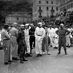 1935 Monaco Grand Prix: Drivers on the grid before the start. Philippe Etancelin, Antonio Brivio, Tazio Nuvolari, Rene Dreyfus, Giuseppe Farina