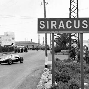 1960 Syracuse Grand Prix: Jack Brabham, Cooper T43-Climax, retired, passes the road sign after the hairpin, action, atmosphere