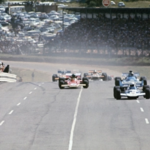 1971 South African Grand Prix: John Surtees, retired, leads Chris Amon, 5th position, and Reine Wisell, 4th position, at the start, action