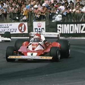1976 British Grand Prix - Niki Lauda and James Hunt: Niki Lauda leads James Hunt at Druids