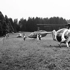 1980 Austrian Grand Prix: Gilles Villeneuve lands his helicopter as wife Joann heads for the paddock
