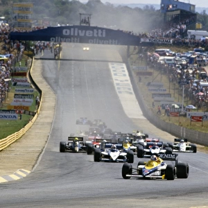 1985 South African Grand Prix: Nigel Mansell, Williams FW10 Honda, leads Nelson Piquet and Marc Surer at the start