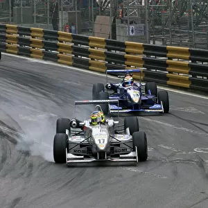 2000 Macau Grand Prix. Circuito Da Guia, Macau, China. 19th November 2000. Pierre Kaffer, TeamHMS, battles with Andre Couto. World Copyright: Peter Spinney / LAT Photographic. Ref: 275L3005