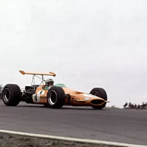 Denny Hulme, McLaren M7A (retired) US Grand Prix, Watkins Glen, USA. 6 october 1968 Rd11 World LAT Photographic Somerset House, Somerset Road, Teddington, Middlesex. Tel: +44 (0) 181 251 3000 Fax: +44 (0) 181 251 3001 Ref: 68 USA 01