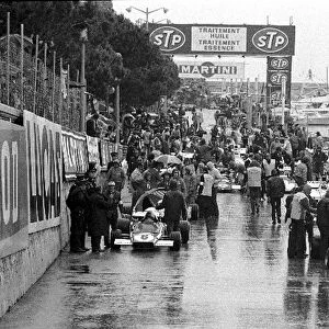 Formula One World Championship: The field lines up on the dummy grid with Emerson Fittipaldi Lotus 72D right, and Jacky Ickx on the front row