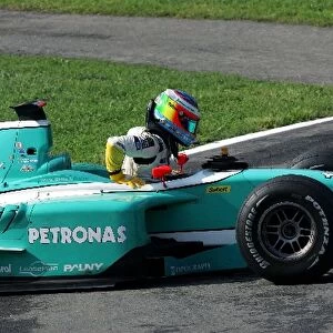 GP2 Series: Jose Maria Lopez DAMS crashes