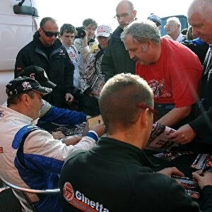 Le Mans Series: L-R: Lawrence Tomlinson / Nigel Mansell / Greg Mansell, Team LNT, sign autographs for the fans