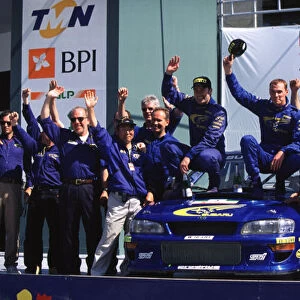 WRC-Richard Burns and Robert Reid celebrating with team