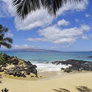 Hawaii, Maui, Makena, View From Secret Beach Of Kahoolawe And Molokini Islands
