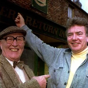 Albert Finney actor visits Coronation Street set and meets Percy Sugden