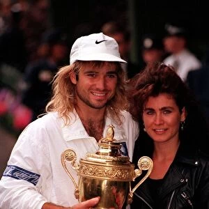 ANDRE AGASSI AND GIRLFRIEND WENDY STEWART IN THE WIMBLEDON TENNIS 1992 FINAL