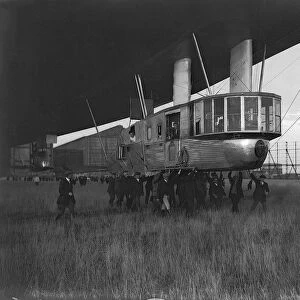 Armstrong Whitworth R33 Airship April 1925 - gondalier at Pulham being helped out of