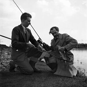 Bernard Venables Daily Mirror fishing expert seen here discussing the catch with a fellow