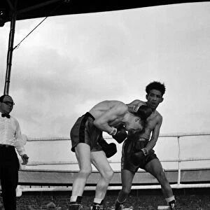 Boxing Pat McCarthy v. Jackie Turpin. June 1952 C2915A