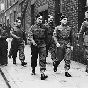 Bunches base Liverpool, soldiers march down the street during World War 2