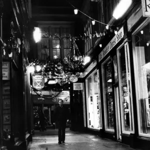 Cardiff - Arcades - Duke Street Arcade - 20th Nov 1986 -- Western Mail