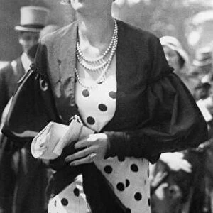 Clothing 1930-1932: Royal Ascot Opens. Fashion seen on the opening day. June 1932 P008604