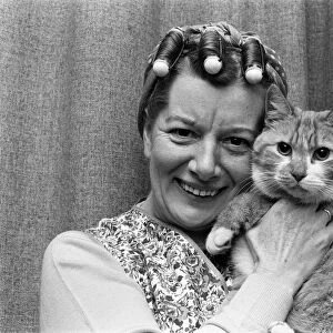Coronation Streets Jean Alexander (Hilda Ogden) with the Streets cat