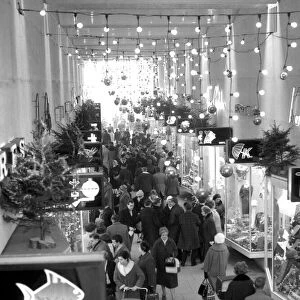 The crowds doing their christmas shopping in City Arcade, Coventry Precinct