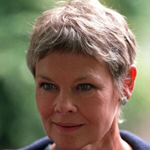 DAME JUDi DENCH DURING FILMING OF THE TV PROGRAMME AS TIME GOES BY - 30 / 06 / 1992