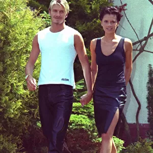 David Beckham Victoria Adams Posh Spice holding hands 1999 outside their home two days