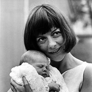 Dorethy Tutin actress Aug 1964 and her baby daughter Amanda