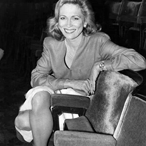 FAYE DUNAWAY SITTING IN THE STALLS OF LONDON THEATRE 17 / 06 / 1986
