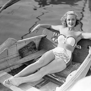 Film Star Pamela Deeming on river Thames at Twickenham. 1949 020704 / 2