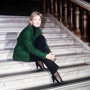 Fiona Fullerton actress sitting on steps, October 1988