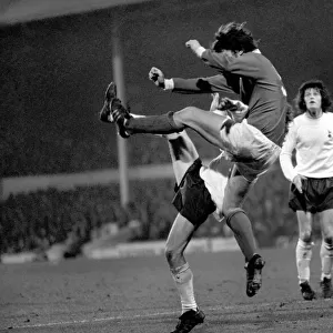 Football: Tottenham Hotspur F. C. vs. Nottingham Forest F. C. January 1975 75-00164-005
