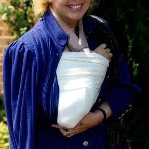 Gloria Hunniford DJ with arm in a sling