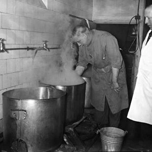 Harry Monty (left) and Tubby Isaacs inspect the cooling of some eels December 1962