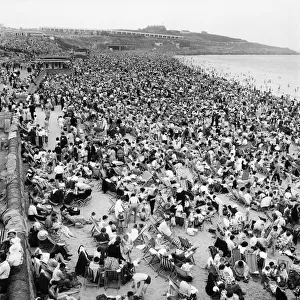 Holiday Crowds at Barry Island: The Fantastic Holiday crowds which took Barry Island