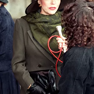 JOAN COLLINS AT LAURENCE OLIVIER MEMORIAL SERVICE AT WESTMINSTER ABBEY
