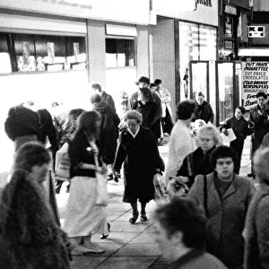 Late night shoppers, Liverpool City Centre, 15th December 1988