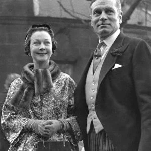 Laurence Olivier and Vivien Leigh at society wedding - 7 December 1957