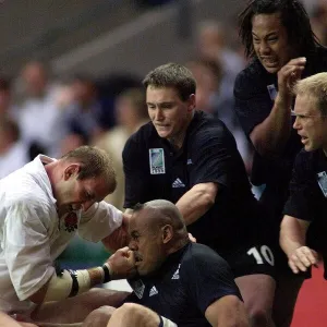 Lawrence Dallaglio of England Oct 1999 punching Jonah Lomu of New Zealand