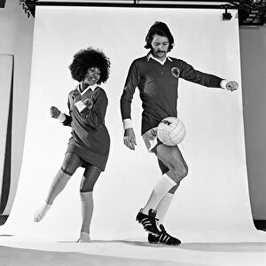 Leicester City footballer Frank Worthington poses in the studio with singer Linda Lewis