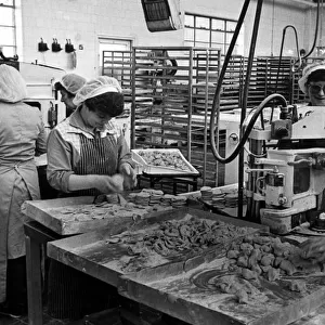 Making pork pies at Newboulds of Middlesbrough. 9th May 1985