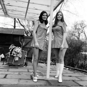 Les deux sœurs Michelle de Chigwell, Essex apparaissent à l'écran des téléviseurs. Les deux sœurs Michelle de Chigwell, Essex apparaissent à l'écran des téléviseurs.