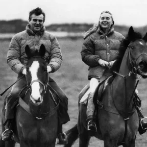 Le cavalier d'obstacle Harvey Smith en train de monter à cheval avec son épouse. Mai 1988 P009724 Le cavalier d'obstacle Harvey Smith en train de monter à cheval avec son épouse. Mai 1988 P009724