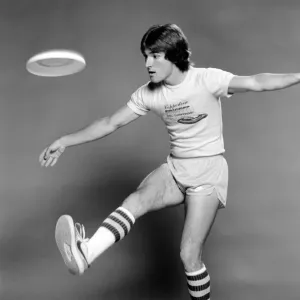 Un hombre realizando ejercicios con un frisbee. Junio de 1980. Un hombre realizando ejercicios con un frisbee. Junio de 1980.