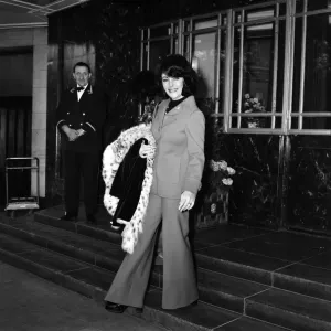 Elizabeth Taylor at London Hotel, May 1975 Print Elizabeth Taylor at London Hotel, May 1975 Print