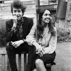 Les chanteuses folk américaines Bob Dylan et Joan Baez photographiées dans les jardins de Savoy. Les chanteuses folk américaines Bob Dylan et Joan Baez photographiées dans les jardins de Savoy.
