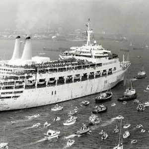 P&O Canberra Returns to Southampton Water Print July 1982 P&O Canberra Returns to Southampton Water Print July 1982